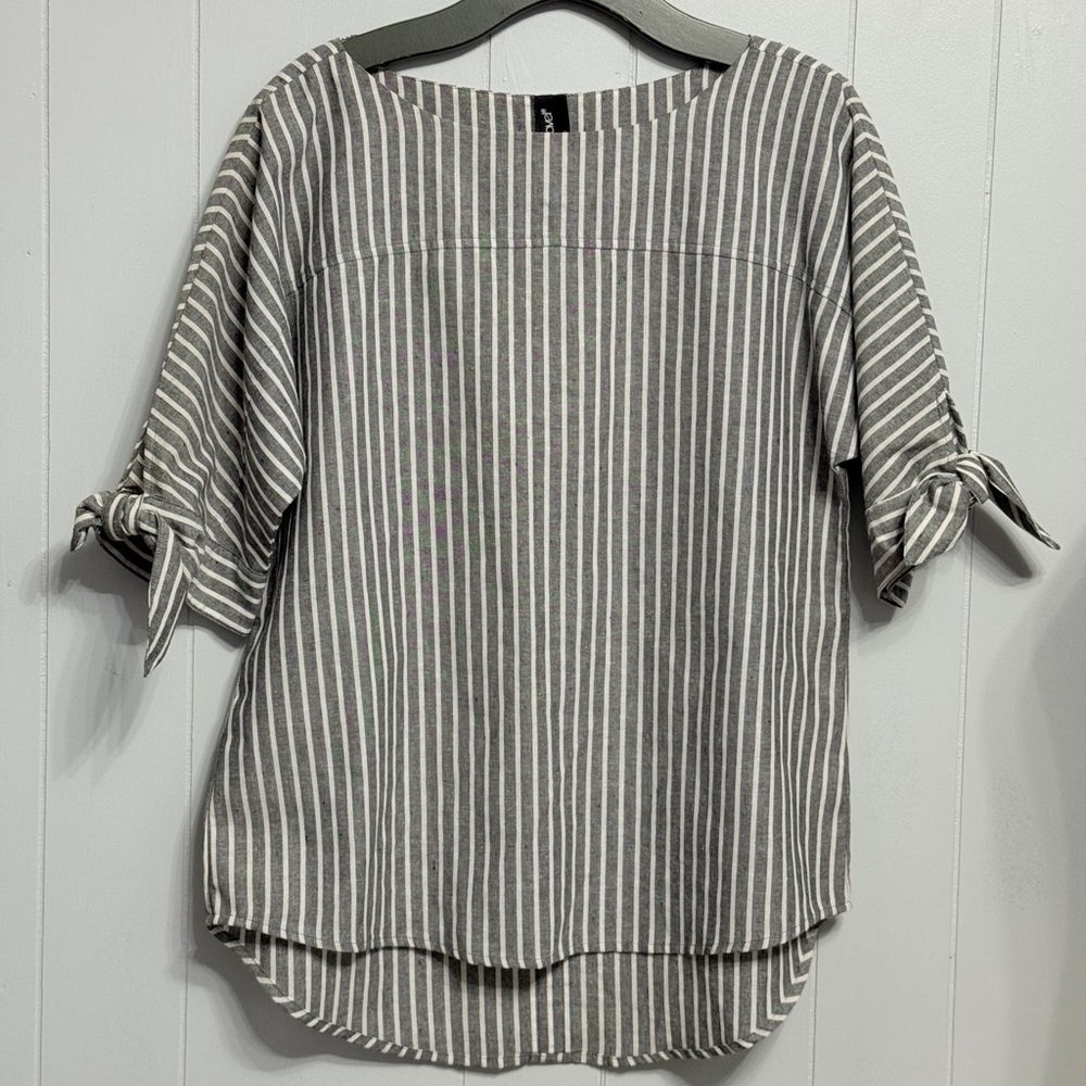 #14) NWOT Ravel Gray Striped Blouse with Tie Sleeves & Buttons detail Back